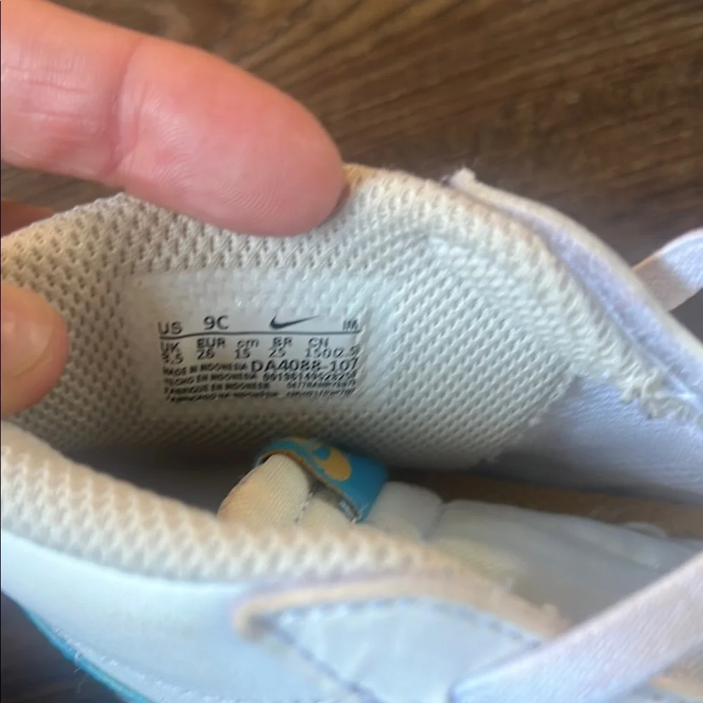 Nike Kids White Sneakers (9C) - Picture 4 of 4